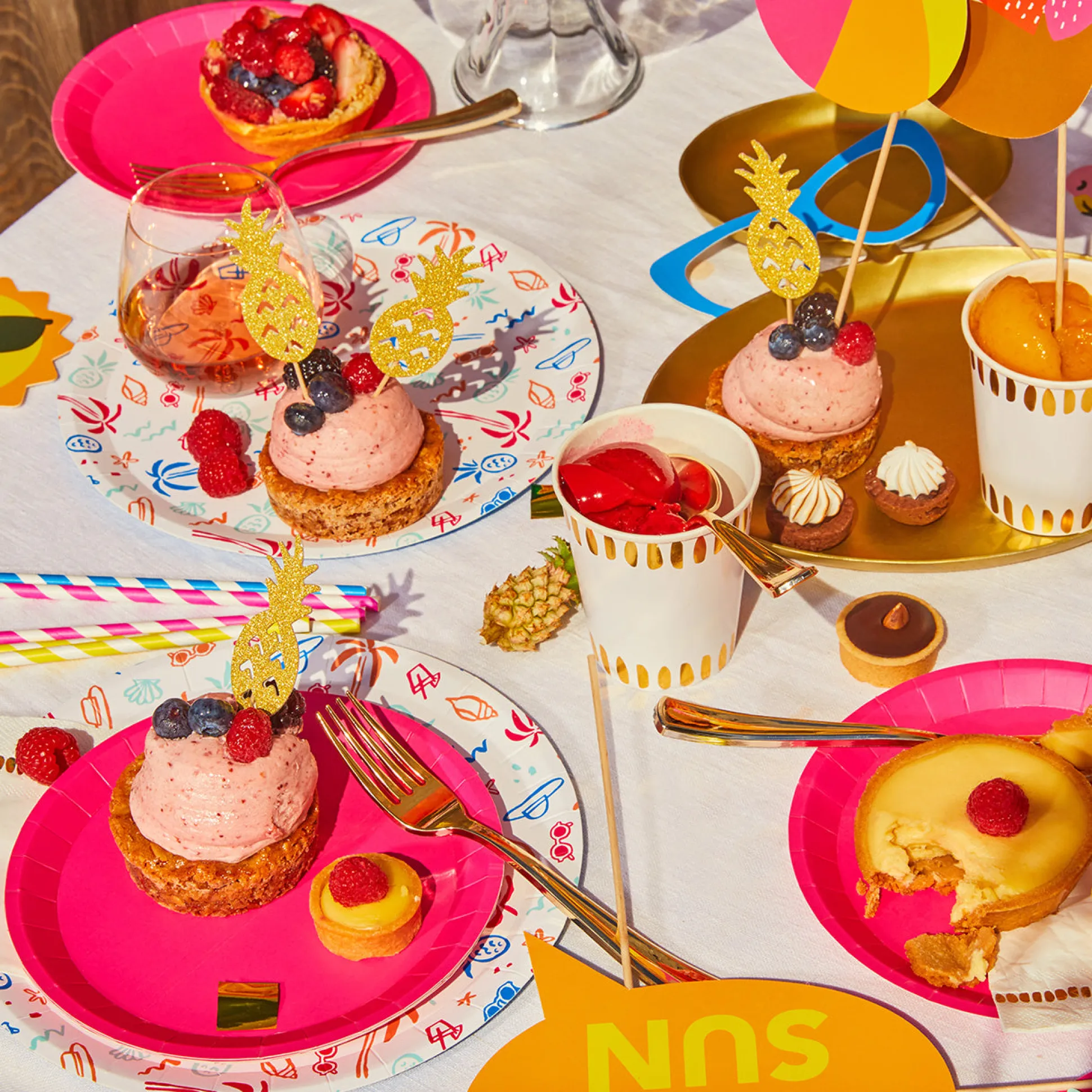 Hot Pink Classic Small Plates (10 per pack)