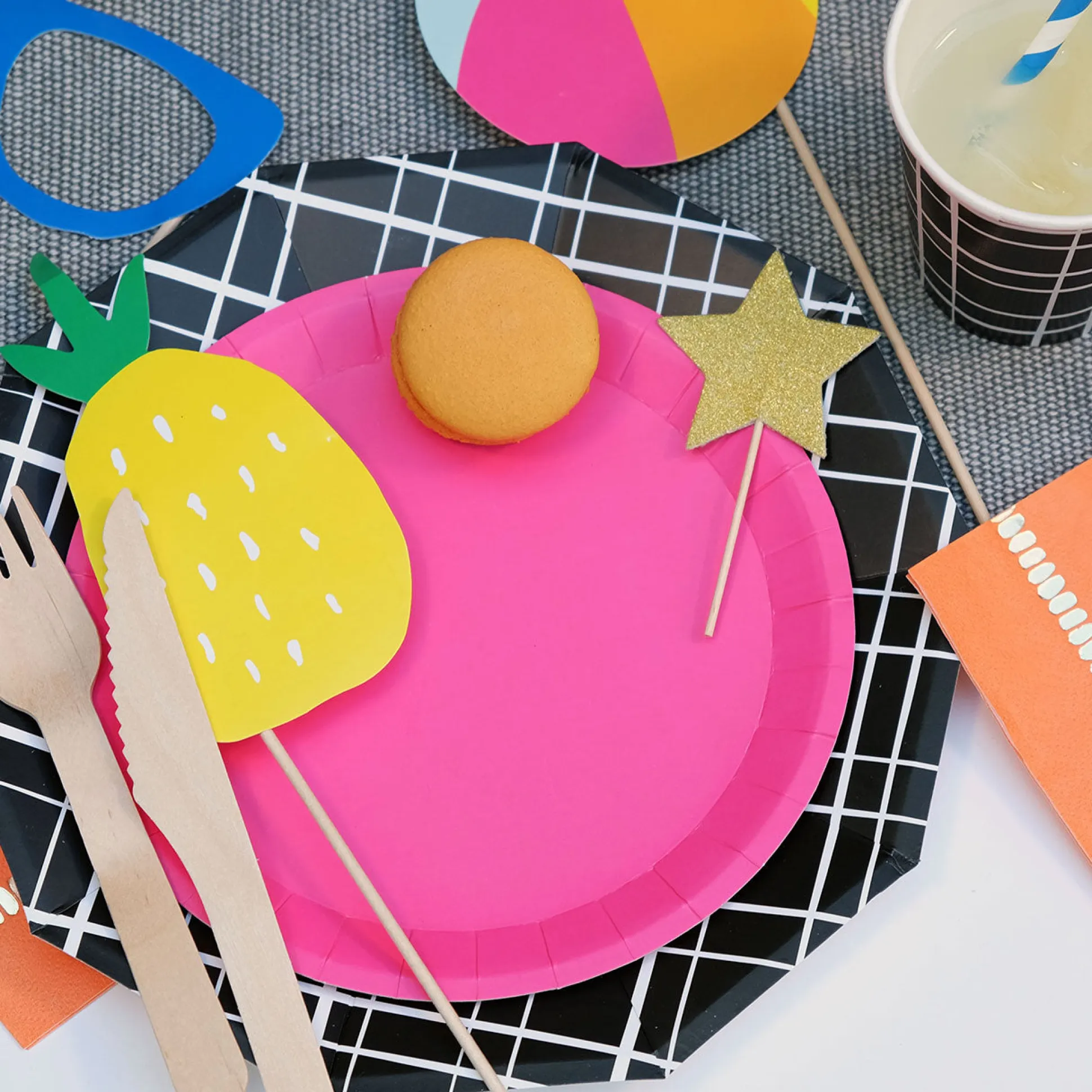Hot Pink Classic Small Plates (10 per pack)