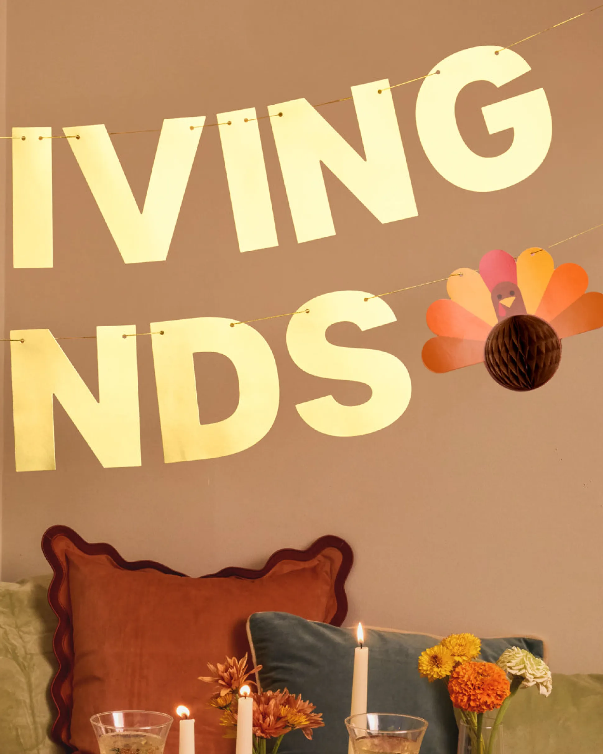 It's Giving Friends Banner - 3D paper banner