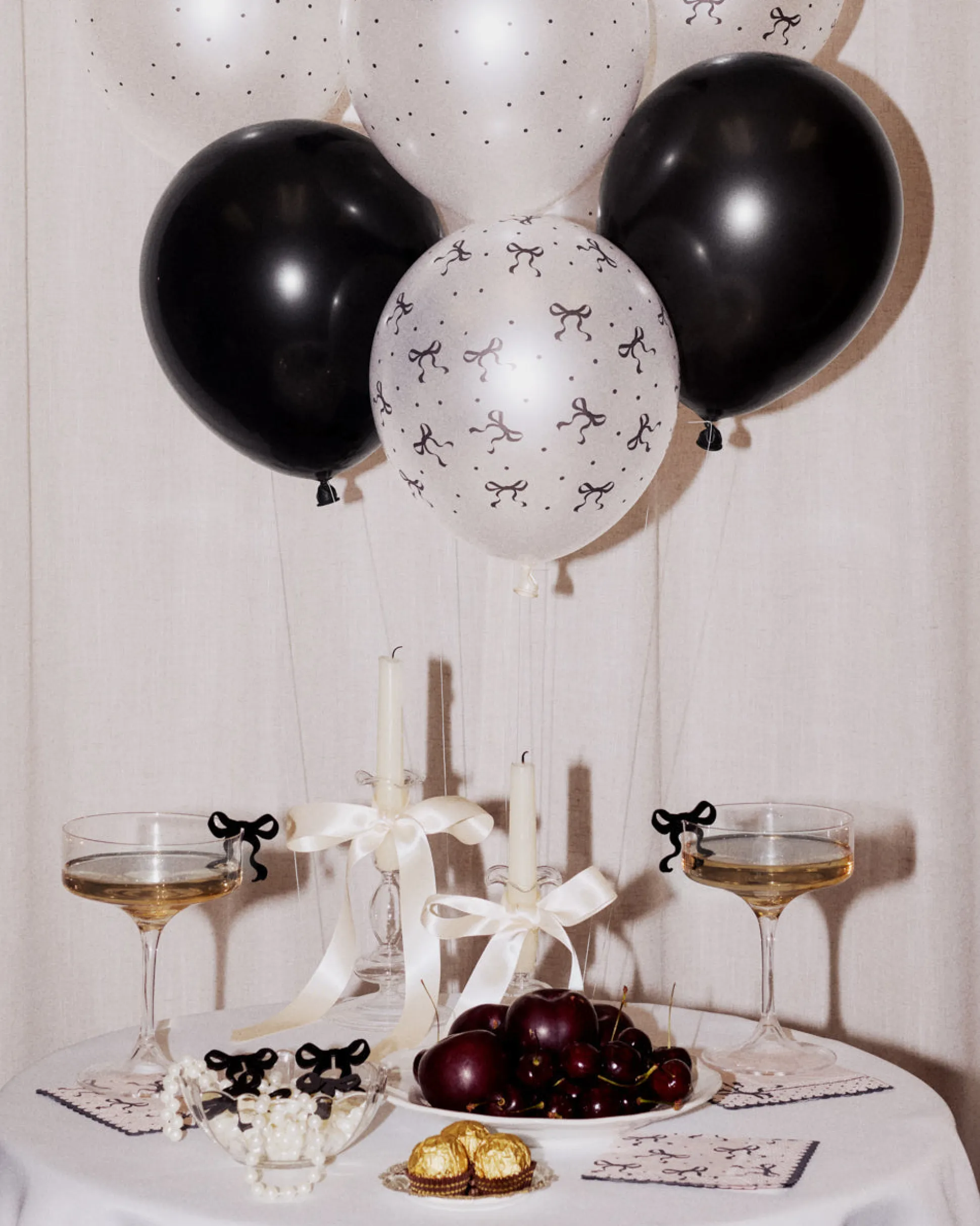Little Black Bow Pack - 24 latex balloons