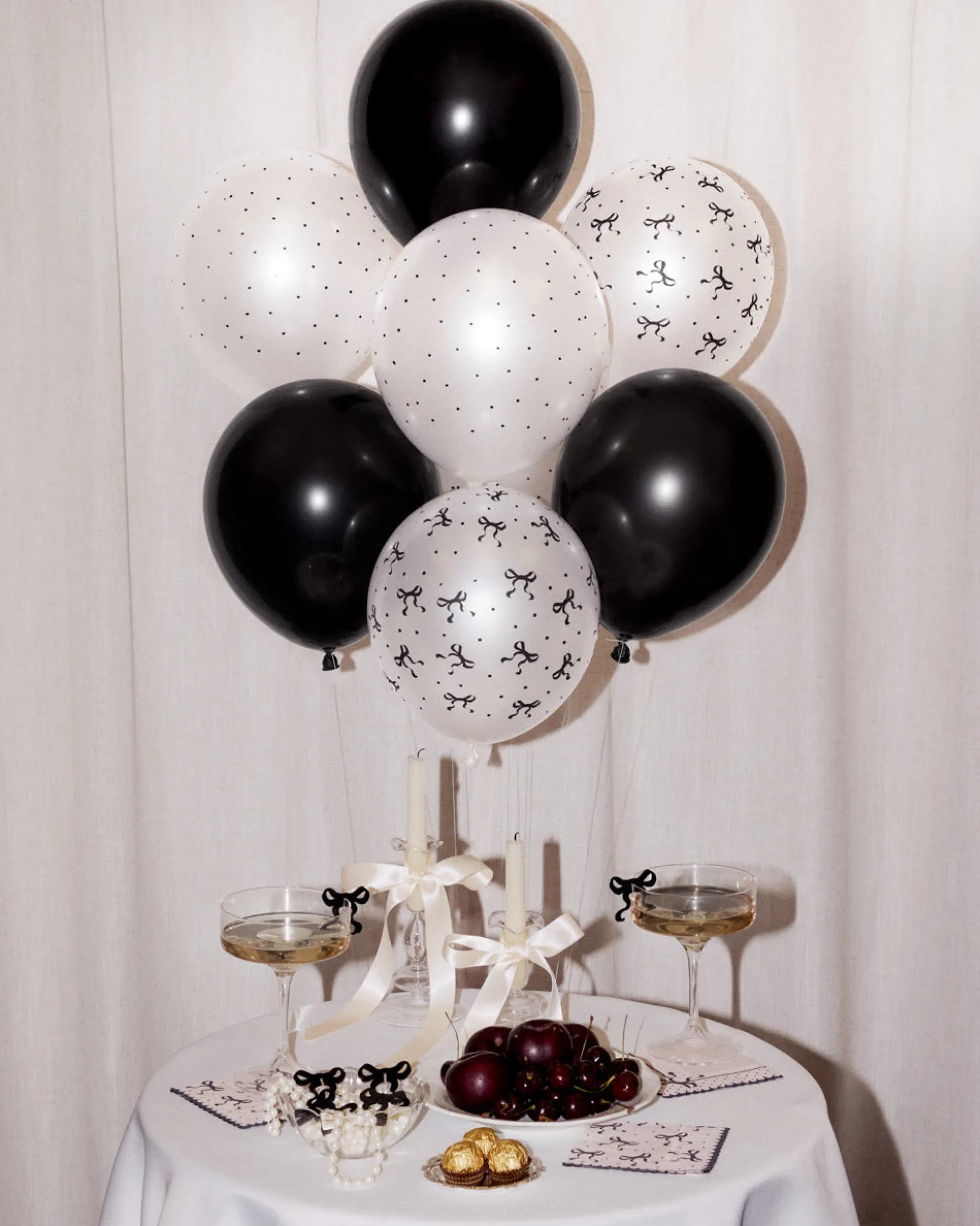 Little Black Bow Pack - 24 latex balloons